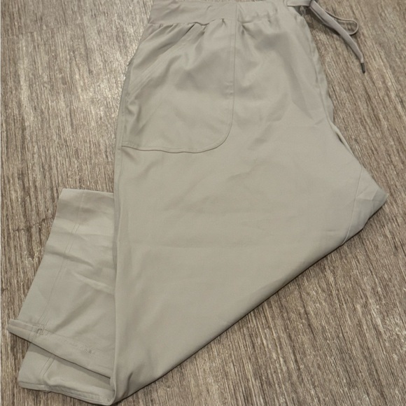 Women’s beige capri Pants 1X NWT - Picture 1 of 4